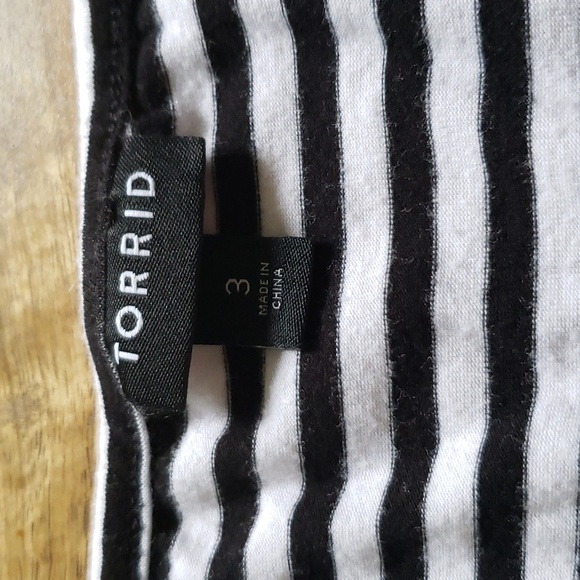 Torrid Sleeveless Black and White Stripe Jersey Snap Front Dress w/ Pockets - Picture 11 of 11